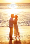 巴厘岛沙滩上拍摄的黄昏艺术写真婚纱照摄影