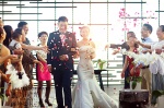 巴厘岛婚礼亲人的花瓣雨祝福