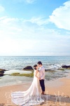 在巴厘岛沙滩上拍摄唯美婚纱照