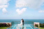巴厘岛透明玻璃平台悬崖取景婚纱照片